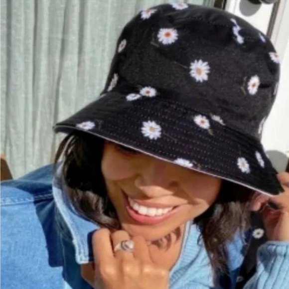 Alice + Olivia Reversible Daisy Print Bucket Hat - Picture 13 of 13